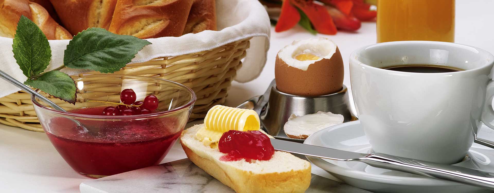 Frühstücksvariation mit Kaffee, Ei und Marmelade
